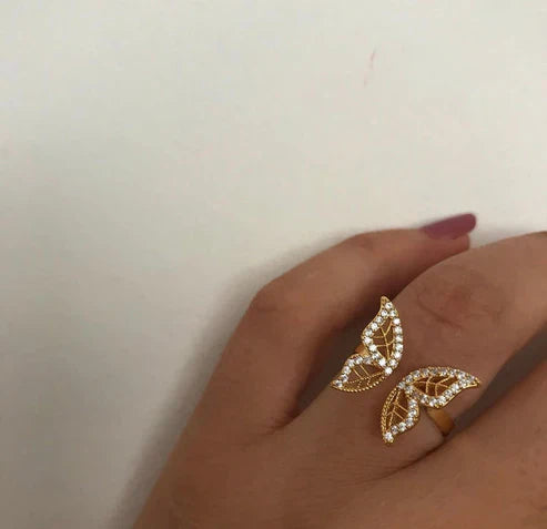 "Adjustable ring adorned with a cubic zirconia butterfly motif"